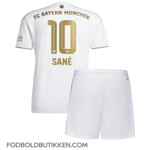 Bayern Munich Leroy Sane #10 Udebanetrøje Børn 2022-23 Kortærmet (+ Korte bukser)